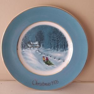 Vintage Avon Wedgewood 1976 Collectable "Bringing home the tree" Plate